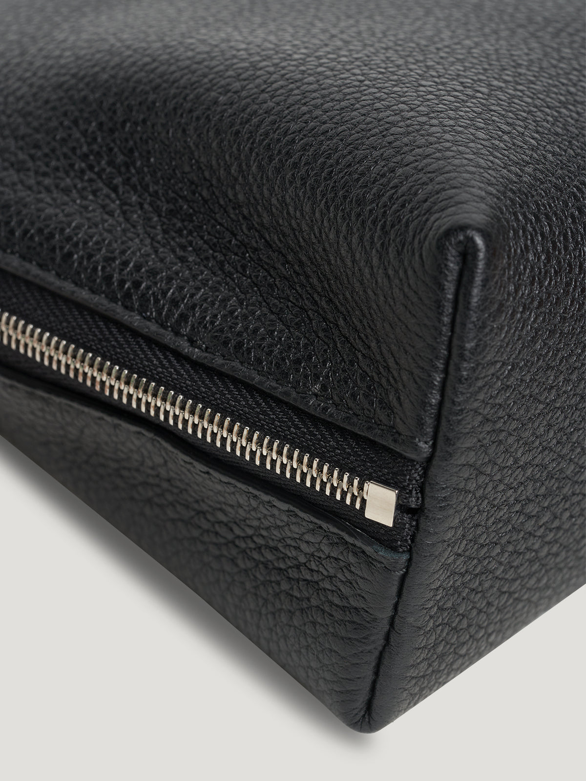 Black Large Travel Pouch - Connolly