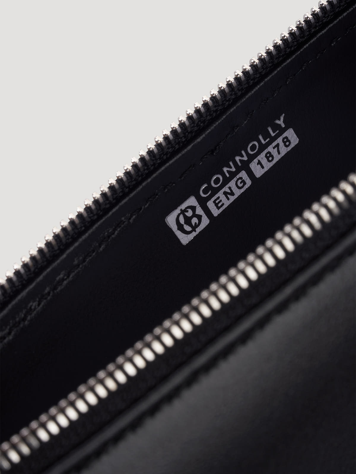 Black/White Circuit Pouch 1945 - Connolly