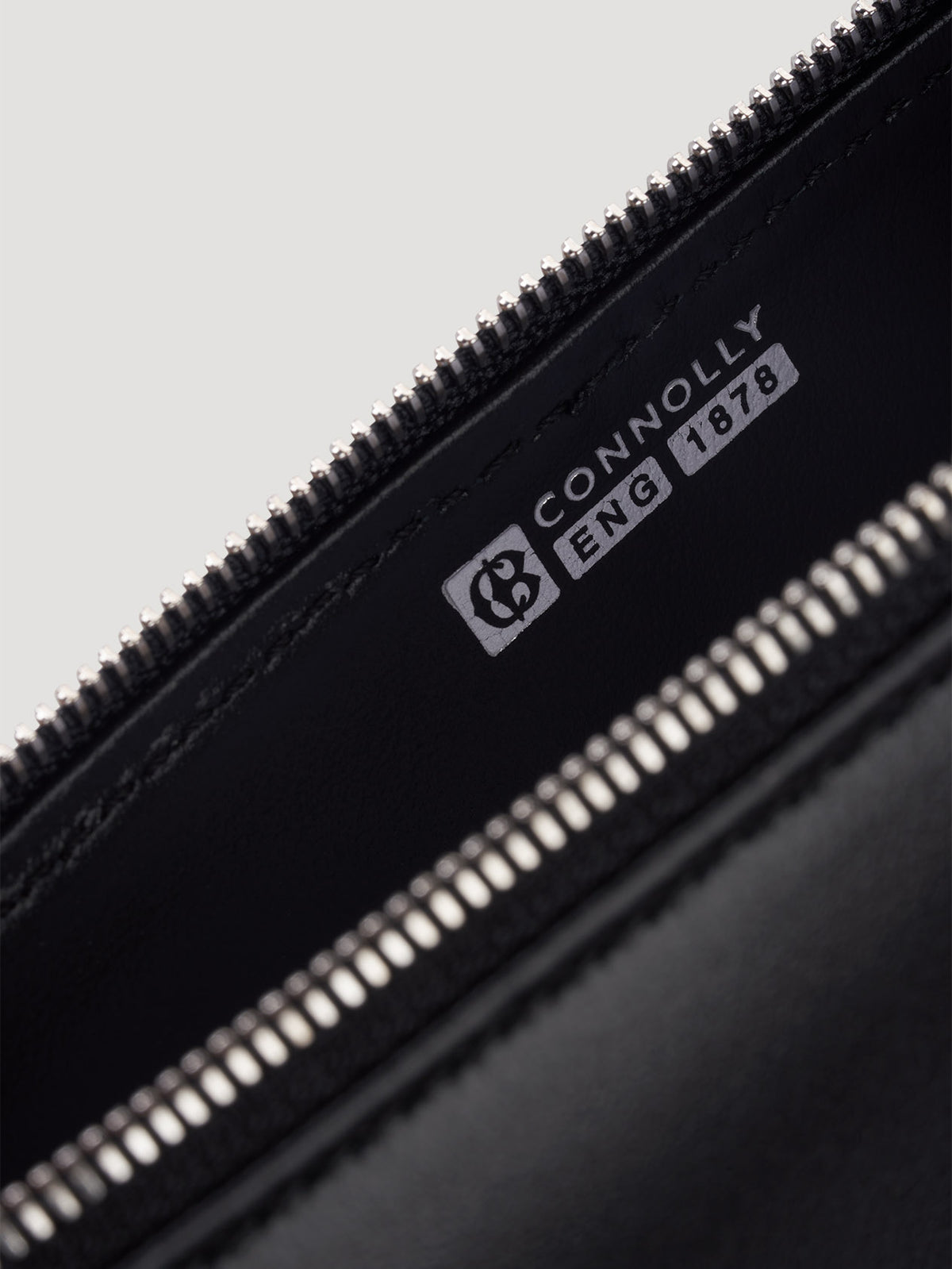 Black/White Circuit Pouch 1945 - Connolly
